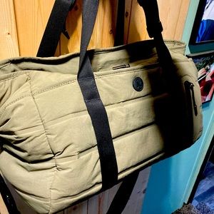 Lululemon dash all day duffle